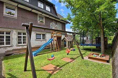 Großzügiger Spielplatz hinter dem Haus